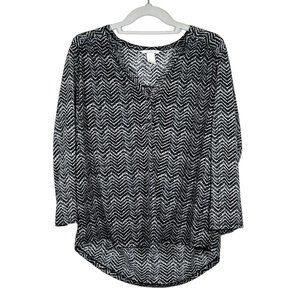 H & M - Women's Size L - Black & White Top - V-neck - 3/4 Sleeves - Split Hem